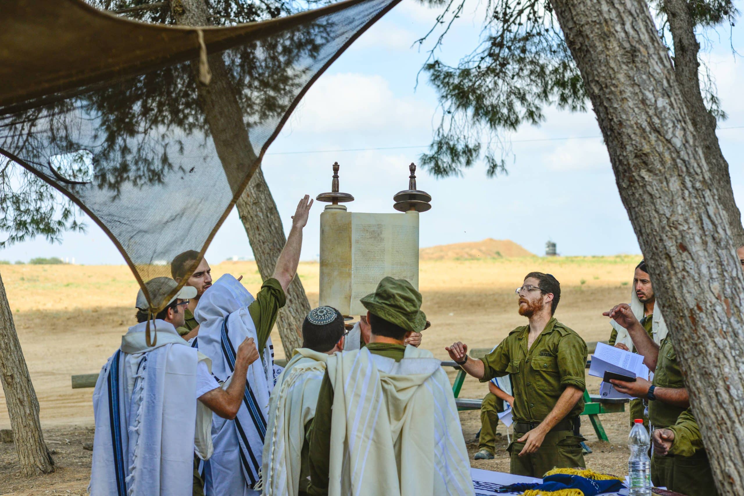 חיילים קוראים את ספר התורה