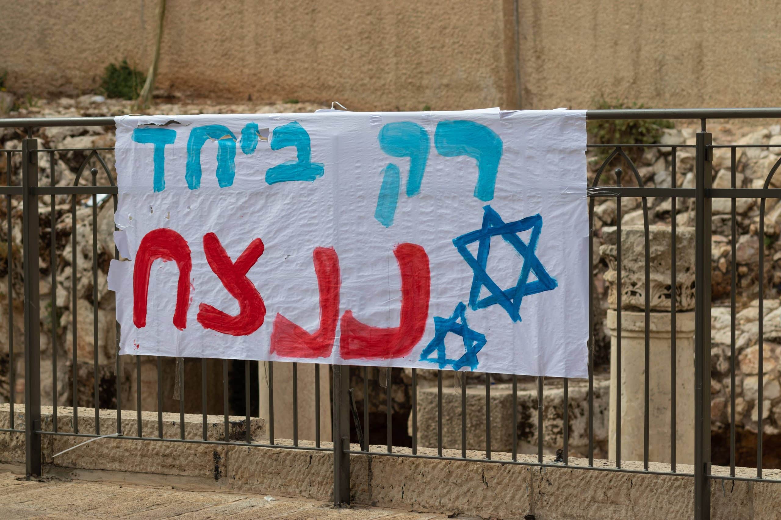 The sign "Only together we will win" is written in color on a white cloth