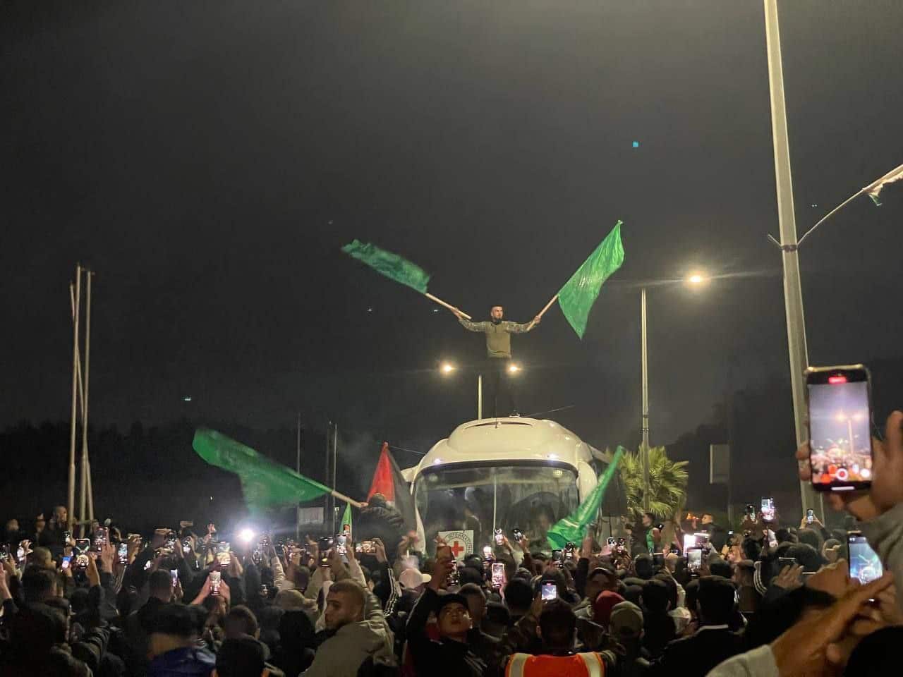 אסירים פלסטינים חוגגים את שחרורם, 24 בנובמבר 2023 מקור ארץ הג'יהאד בטלגרם, httpst.meeretzh