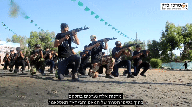 אימון של לוחמי חמאס וכתוביות 'מחנות אלה נערכים בחלקם בתוך בסיסי הטרור של חמאס והג'יהאד האסלאמי'
