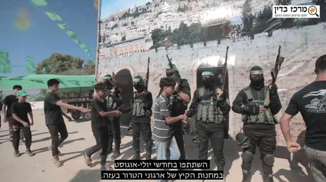 לוחמי חמאס מאמנים נערים, כתוביות: 'השתתפו בחודשי יולי-אוגוסט במחנות הקיץ של ארגוני הטרור בעזה'