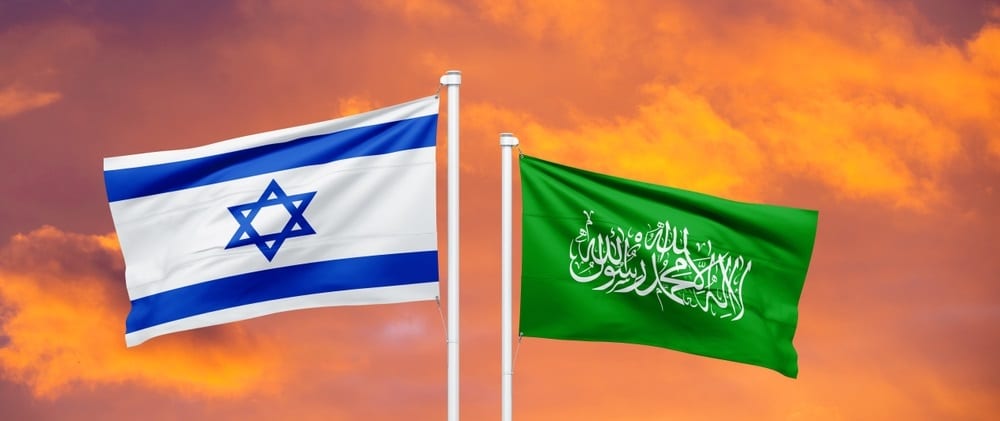 דגלי ישראל וחמאס פונים לכיוונים מנוגדים על רקע שמיים כתומים מעוננים