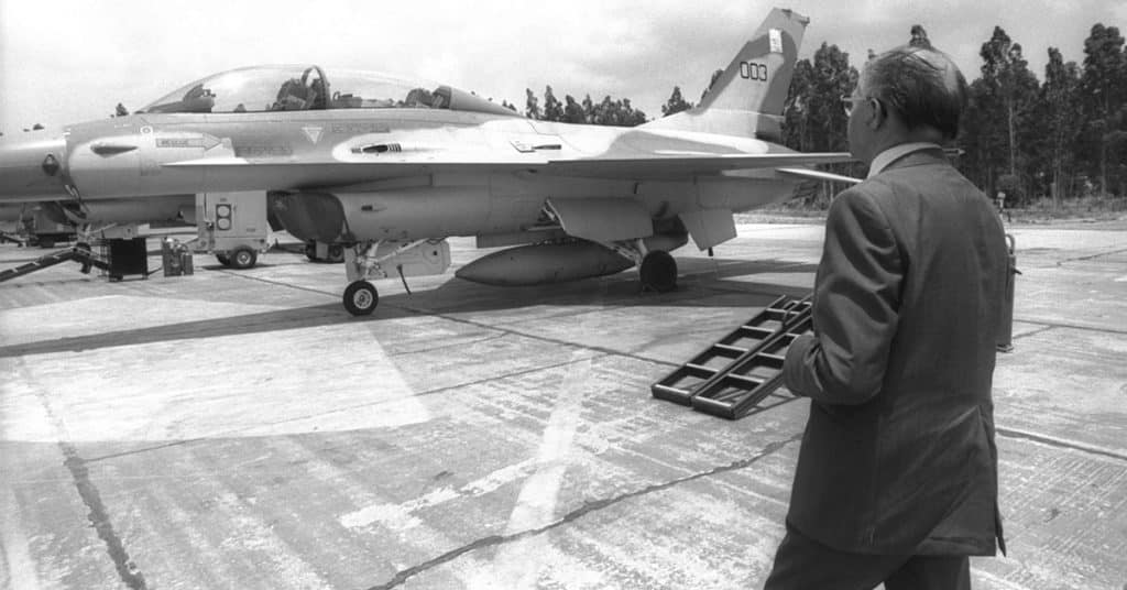 בגין עומד מול מטוס F16 שהפציץ את הכור