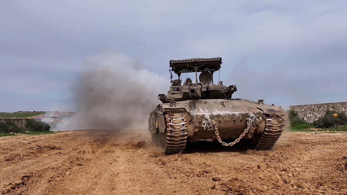 טנק בתנועה על אדמת בור