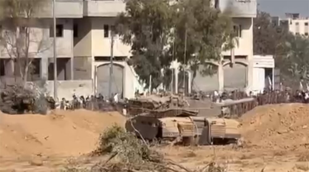 טנק מאבטח שיירת פליטים