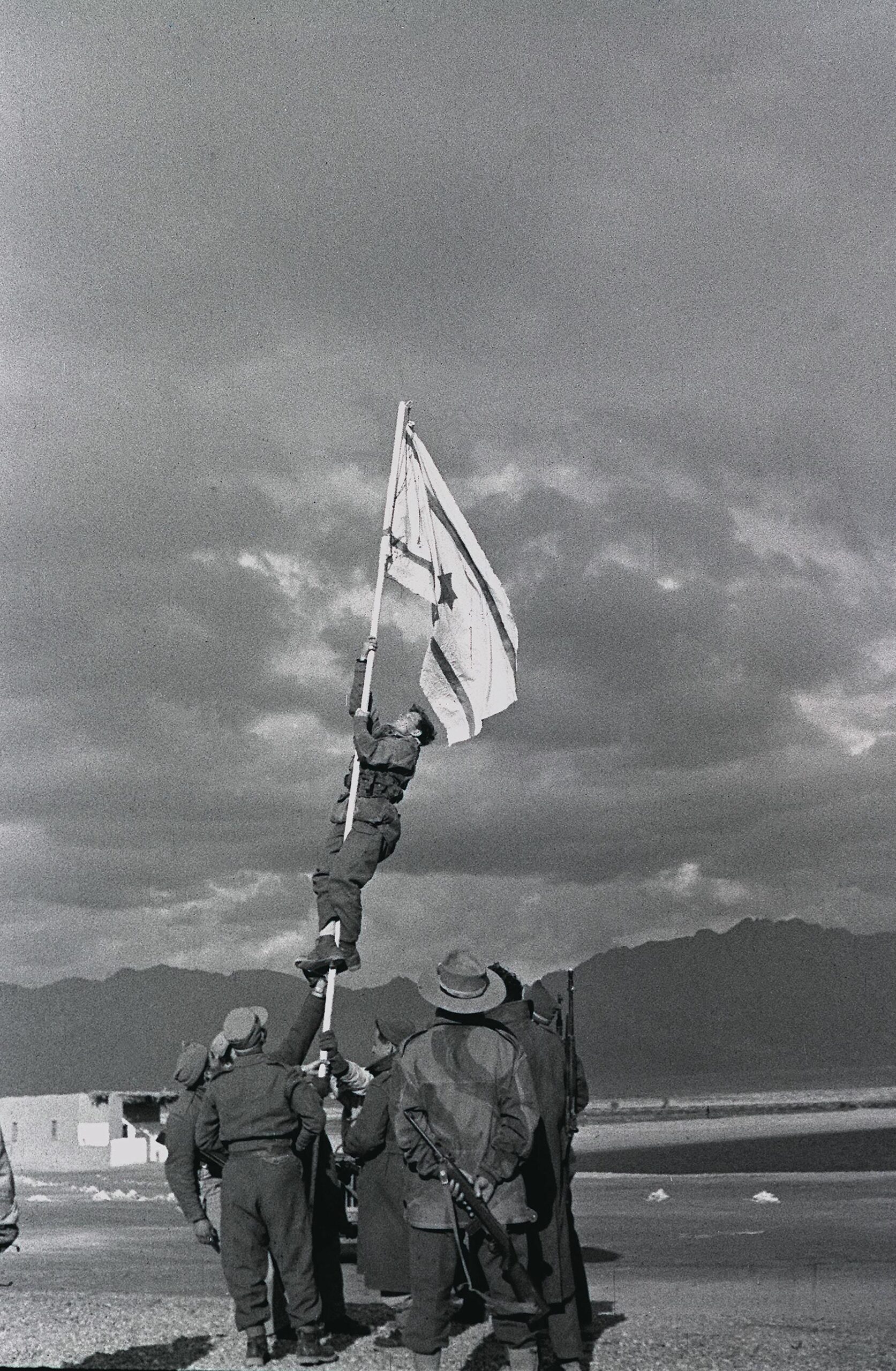התמונה המפורסמת של הנפת דגל הדיו. צילום: מיכה פרי. באדיבות: לע"מ 