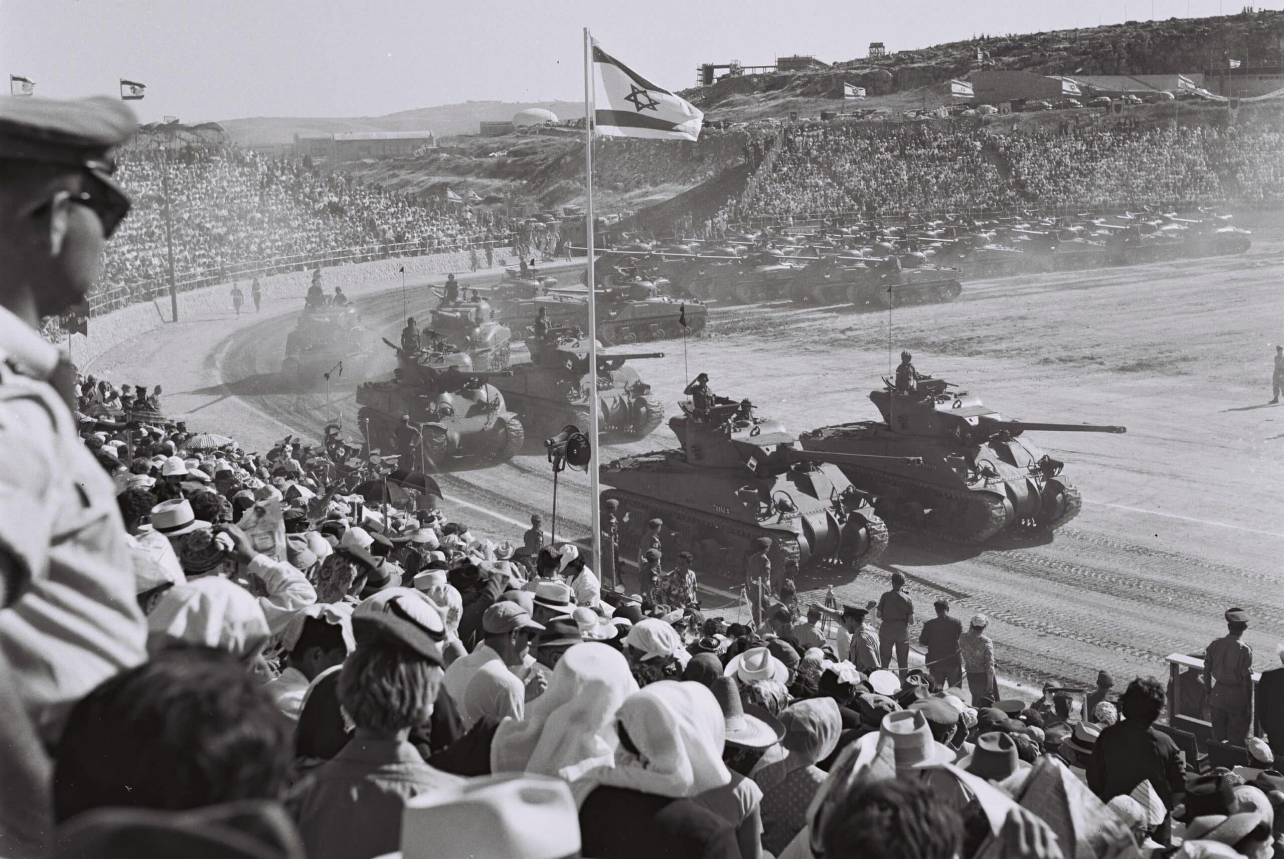 טנקים מדגם "שרמן" במצעד צה"ל ביום העצמאות 1958. היה ברור שאי אפשר יהיה להסתמך עליהם לאורך זמן. צילום: לע"מ 