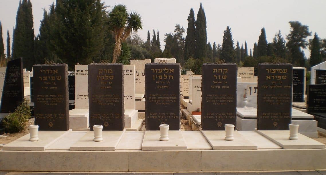 הקברים של חמישה מהנרצחים בבית העלמין קריית שאול.